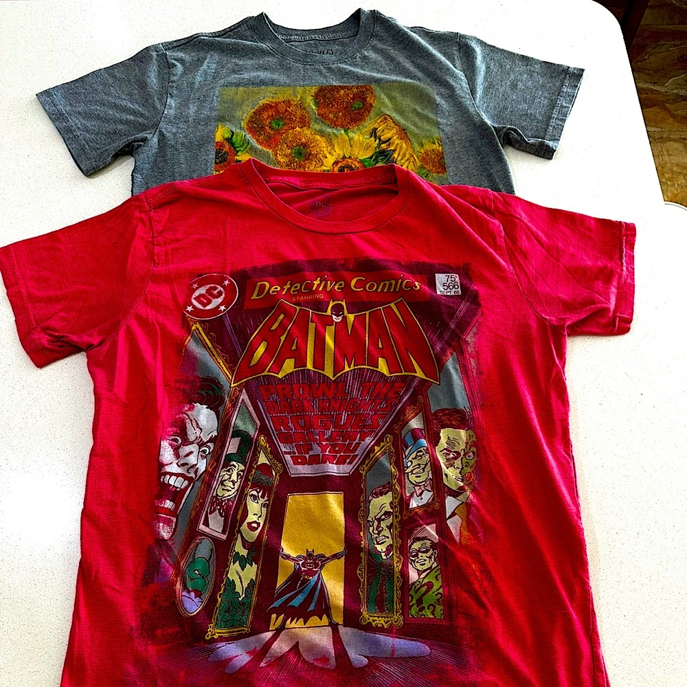 Red Batman Graphic T-Shirt size Mand sunflower tournesols theme shirt size M.